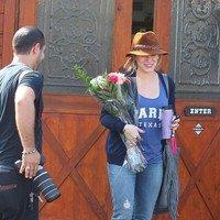 Pregnant Hilary Duff receives flowers from a paparazzo | Picture 88884